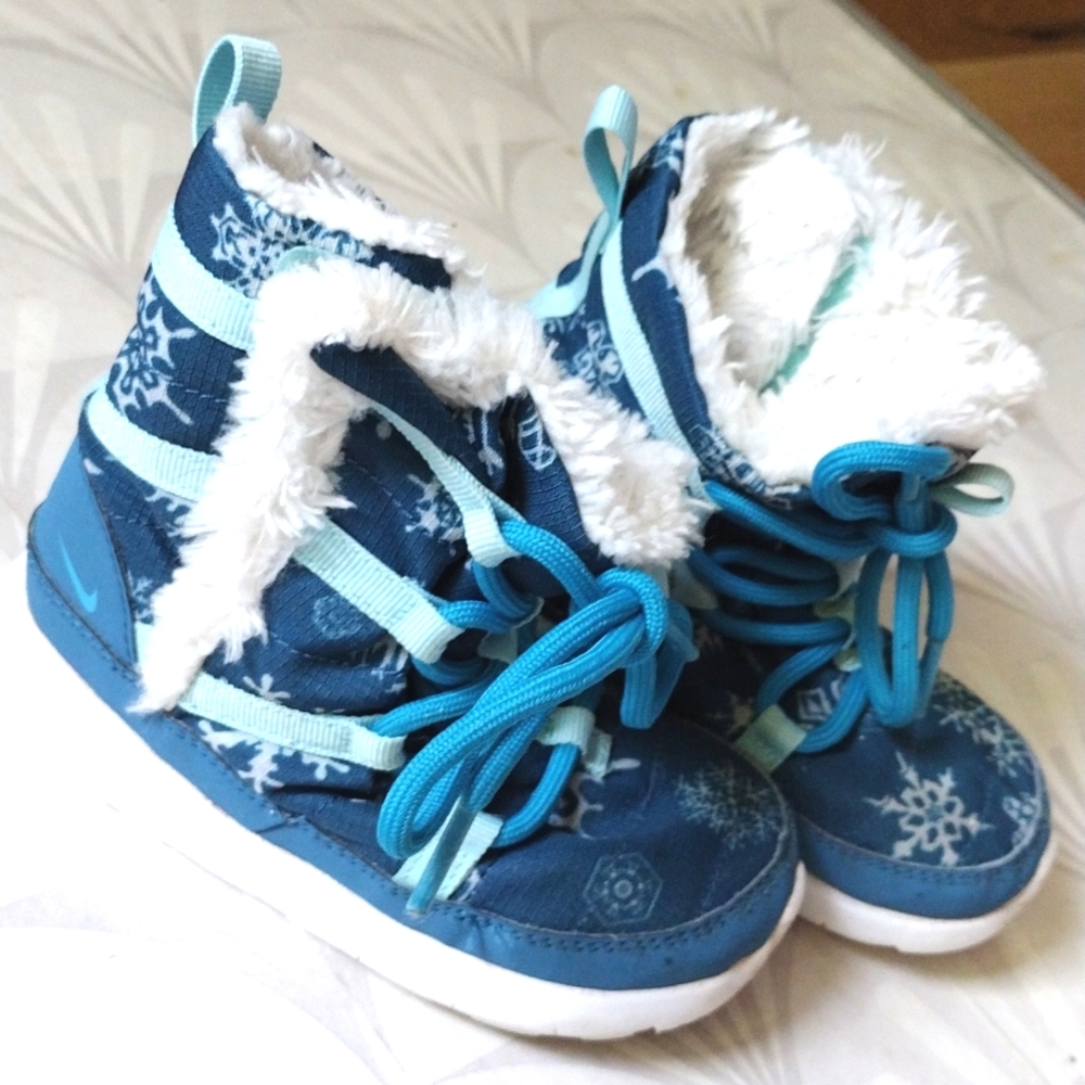 Nike boot sneakers